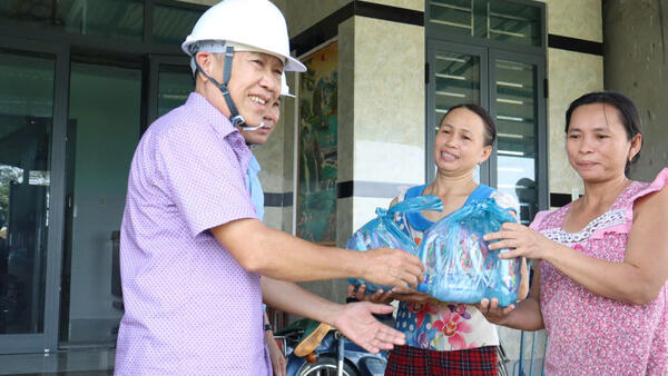 XÃ VỆ GIANG TIẾP TỤC THĂM HỎI, HỖ TRỢ CÁC HỘ DÂN BỊ ẢNH HƯỞNG DO MƯA LŨ