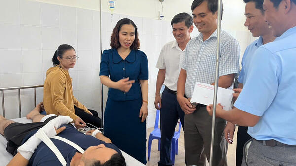 Lãnh đạo xã Vệ Giang thăm hỏi, động viên cán bộ, chiến sỹ bị thương khi làm nhiệm vụ