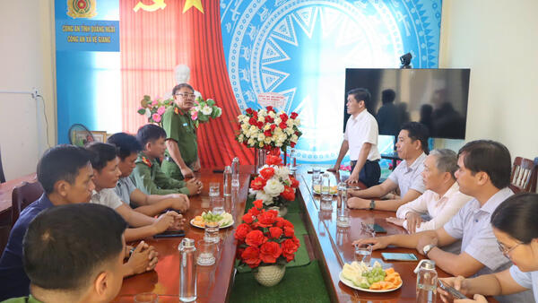 Lãnh đạo xã Vệ Giang thăm, chúc mừng Công an xã nhân kỷ niệm 81 năm Ngày truyền thống Công an nhân dân Việt Nam
