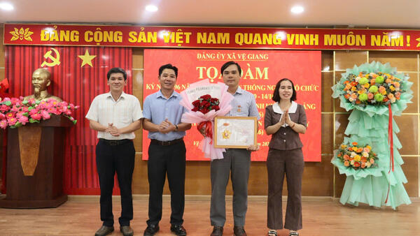 VỆ GIANG GẶP MẶT KỶ NIỆM CÁC NGÀY TRUYỀN THỐNG NGÀNH TỔ CHỨC XÂY DỰNG ĐẢNG, KIỂM TRA ĐẢNG VÀ VĂN PHÒNG CẤP ỦY