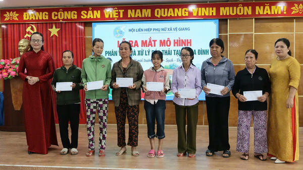 HỘI LHPN XÃ VỆ GIANG TỌA ĐÀM KỶ NIỆM 96 NĂM NGÀY THÀNH LẬP HỘI, RA MẮT MÔ HÌNH PHÂN LOẠI VÀ XỬ LÝ RÁC THẢI TẠI GIA ĐÌNH